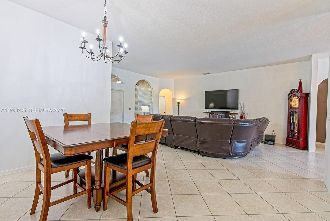 En Venta: $569,900 (4 camas, 3 baños, 2069 Pies cuadrados)