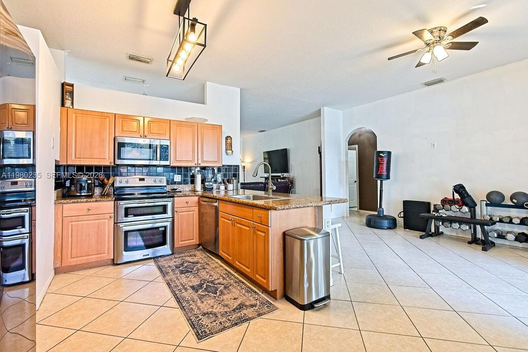 En Venta: $569,900 (4 camas, 3 baños, 2069 Pies cuadrados)