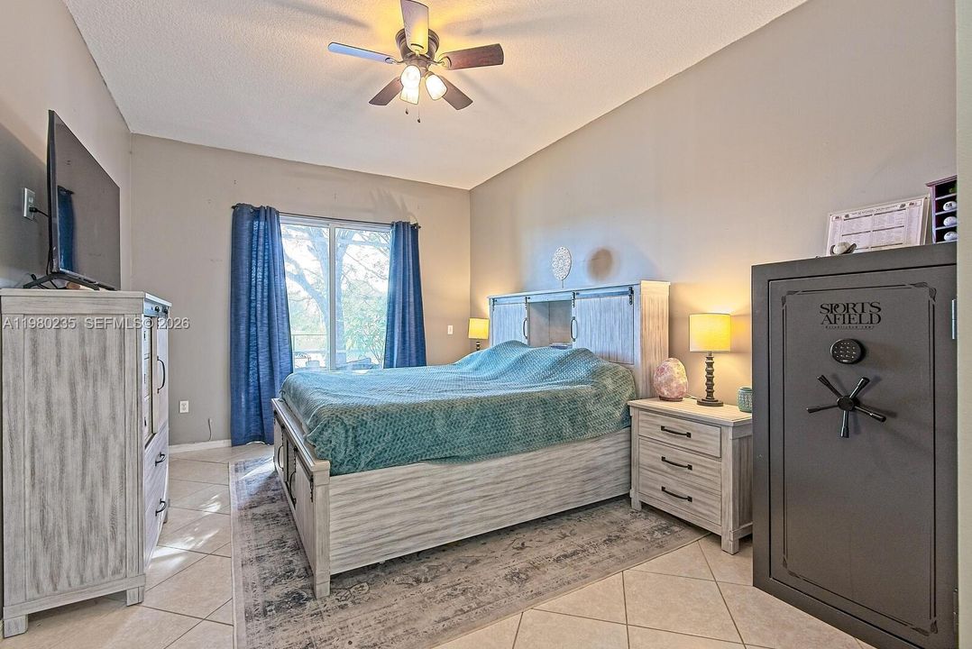 En Venta: $569,900 (4 camas, 3 baños, 2069 Pies cuadrados)
