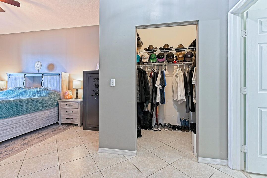 En Venta: $569,900 (4 camas, 3 baños, 2069 Pies cuadrados)