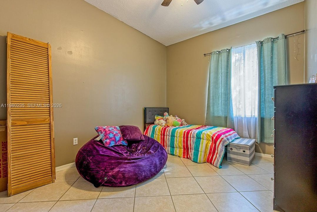 En Venta: $569,900 (4 camas, 3 baños, 2069 Pies cuadrados)