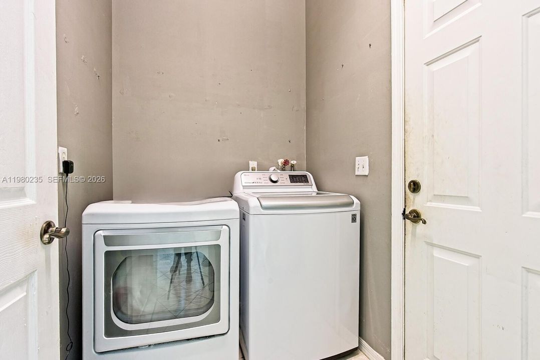 En Venta: $569,900 (4 camas, 3 baños, 2069 Pies cuadrados)
