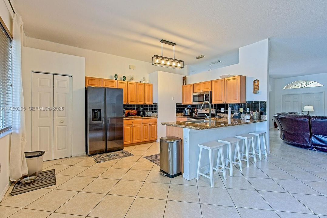 En Venta: $569,900 (4 camas, 3 baños, 2069 Pies cuadrados)