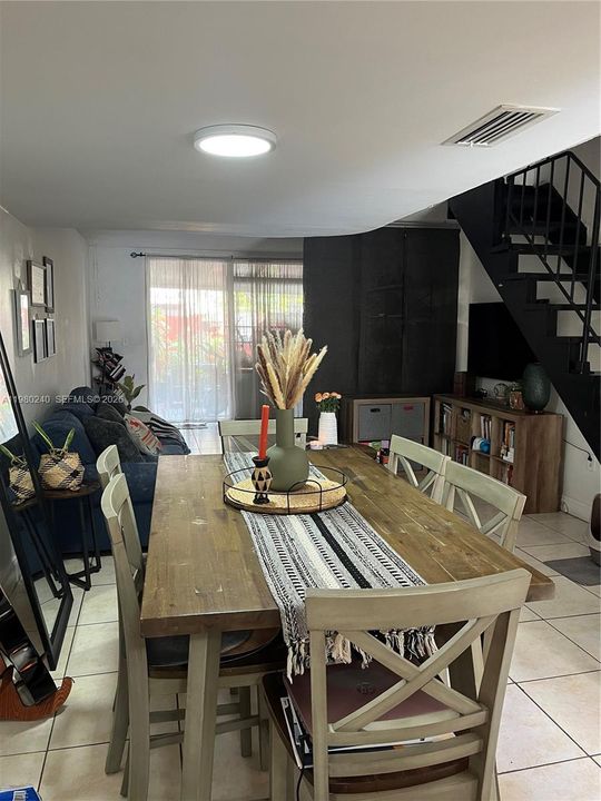 En Venta: $300,000 (2 camas, 2 baños, 1208 Pies cuadrados)