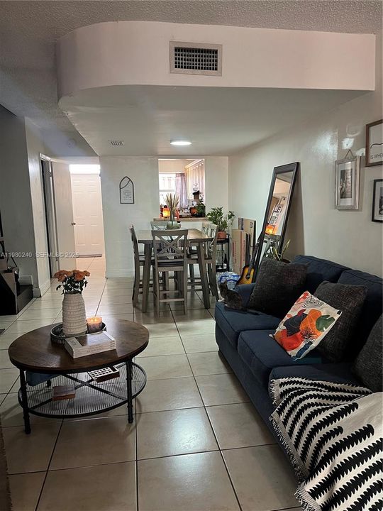 En Venta: $300,000 (2 camas, 2 baños, 1208 Pies cuadrados)