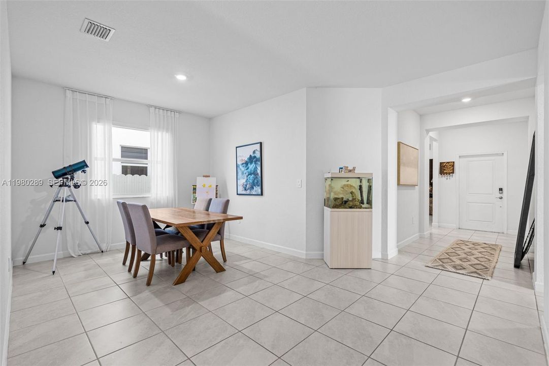 Недавно продано: $680,000 (4 спален, 3 ванн, 1870 Квадратных фут)