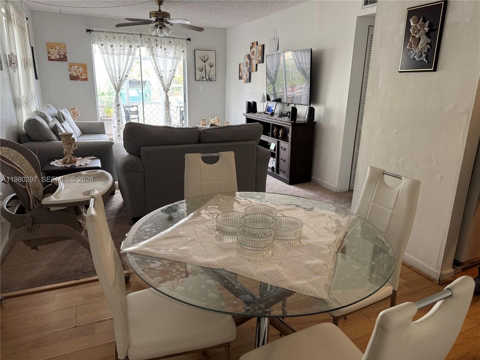 En Venta: $164,900 (2 camas, 2 baños, 1000 Pies cuadrados)