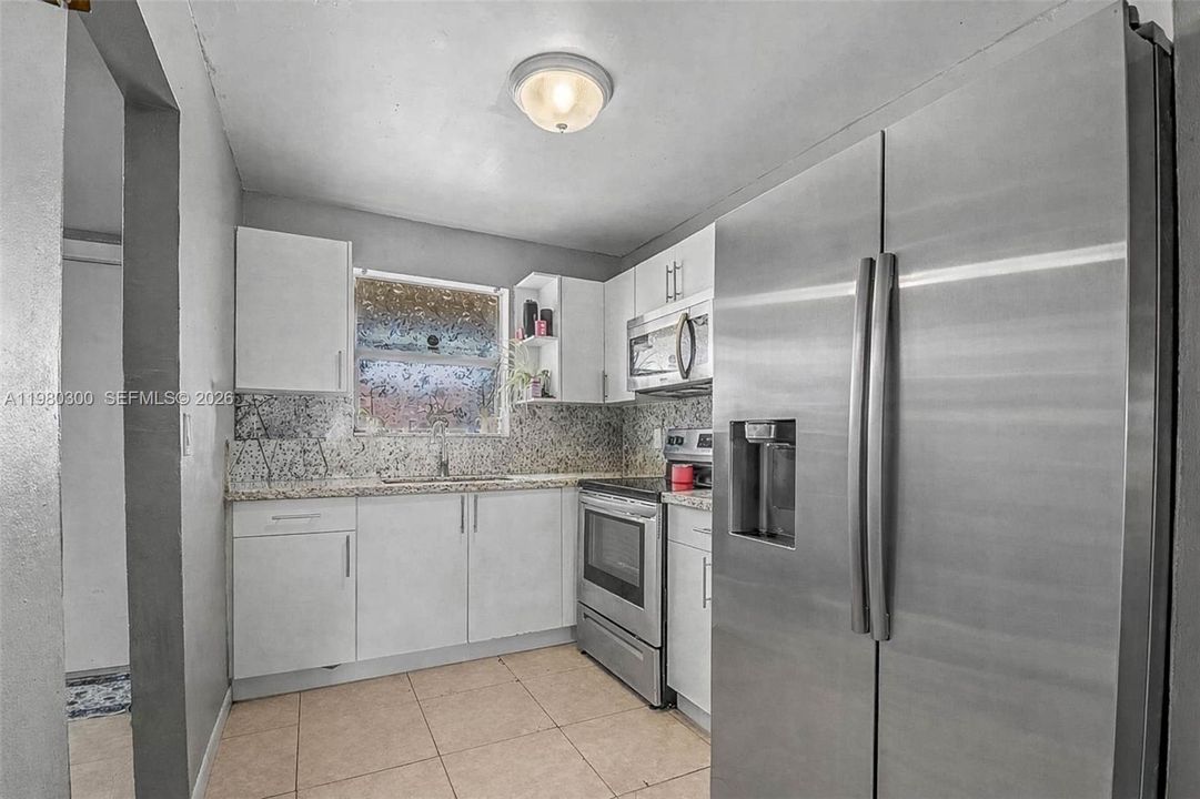 На продажу: $269,999 (2 спален, 2 ванн, 770 Квадратных фут)