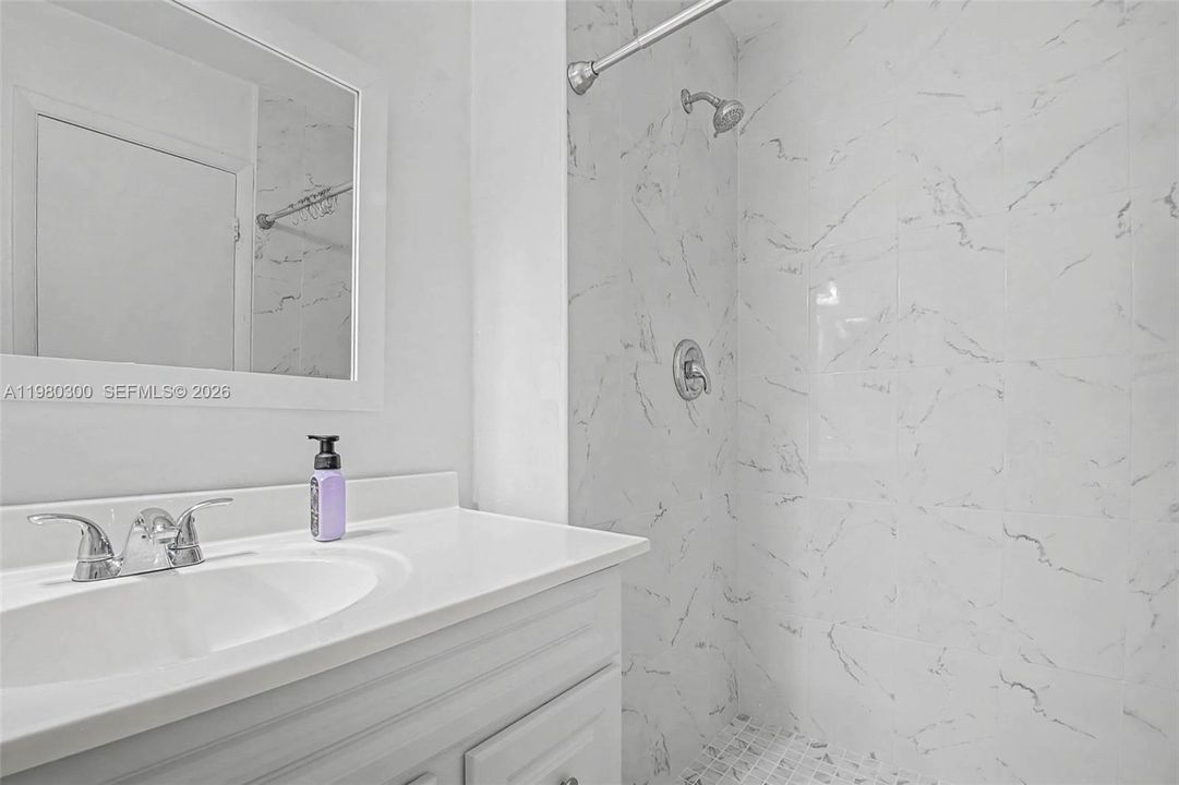 На продажу: $269,999 (2 спален, 2 ванн, 770 Квадратных фут)