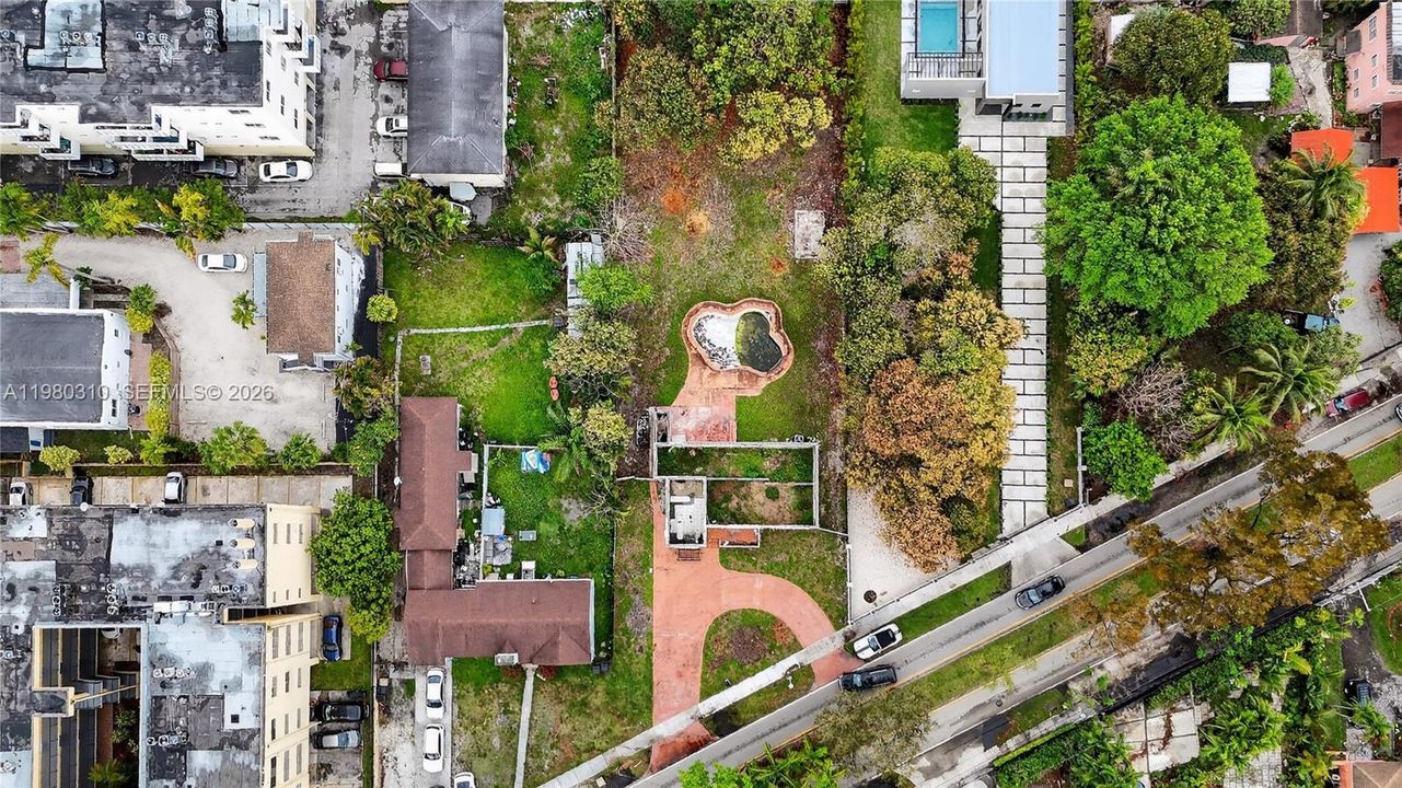 En Venta: $697,000 (0.38 acres)
