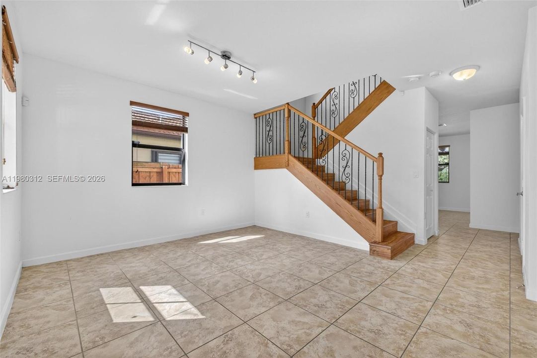 Activo con contrato: $4,600 (4 camas, 2 baños, 2573 Pies cuadrados)