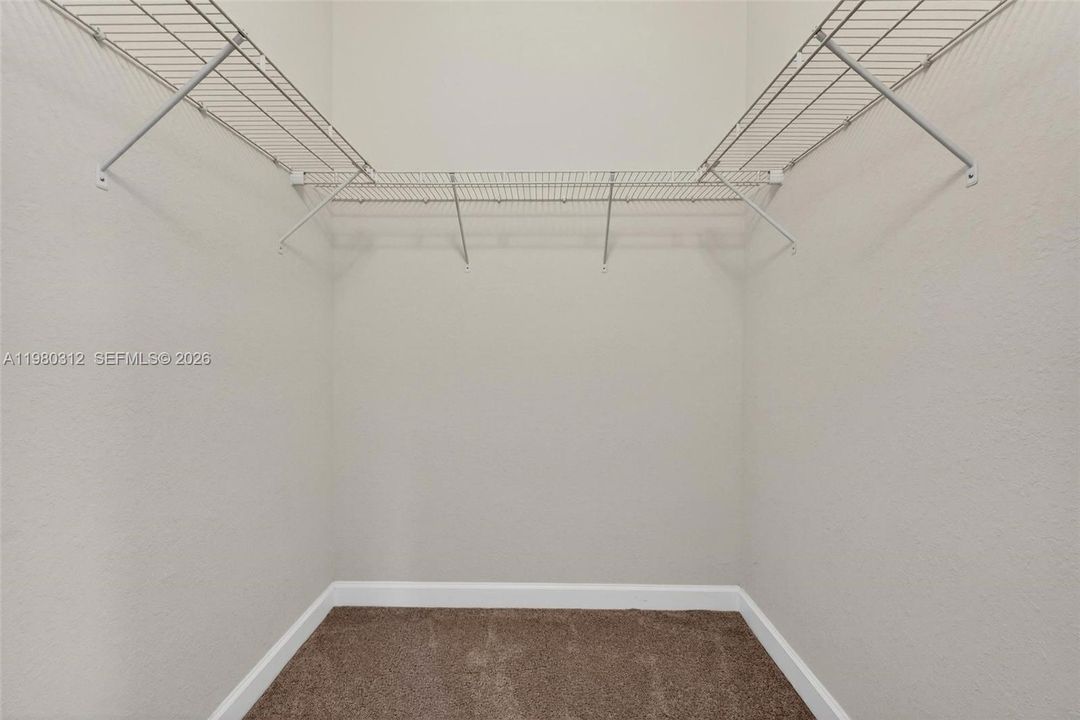 Activo con contrato: $4,600 (4 camas, 2 baños, 2573 Pies cuadrados)