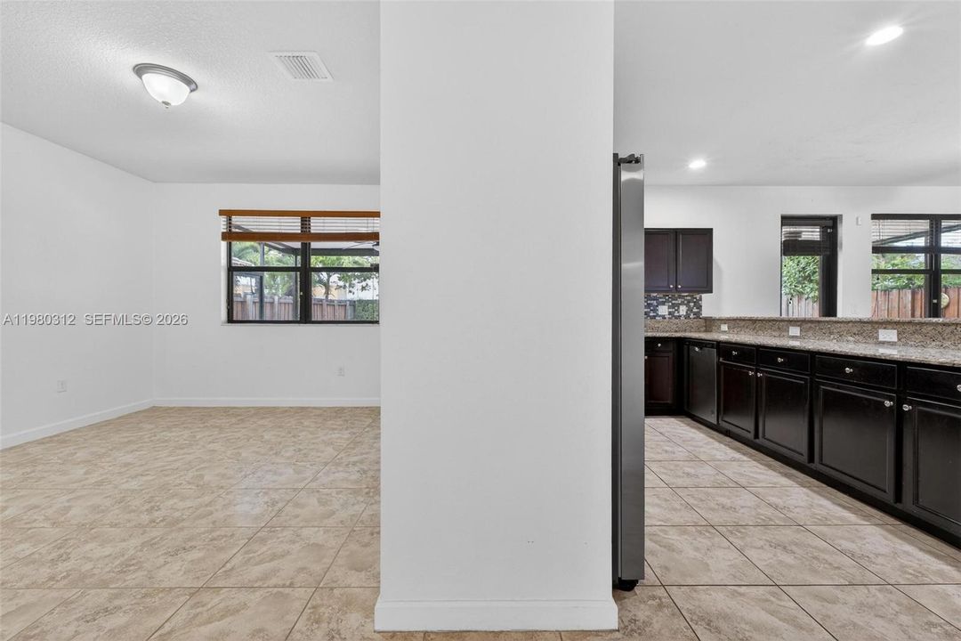 Activo con contrato: $4,600 (4 camas, 2 baños, 2573 Pies cuadrados)