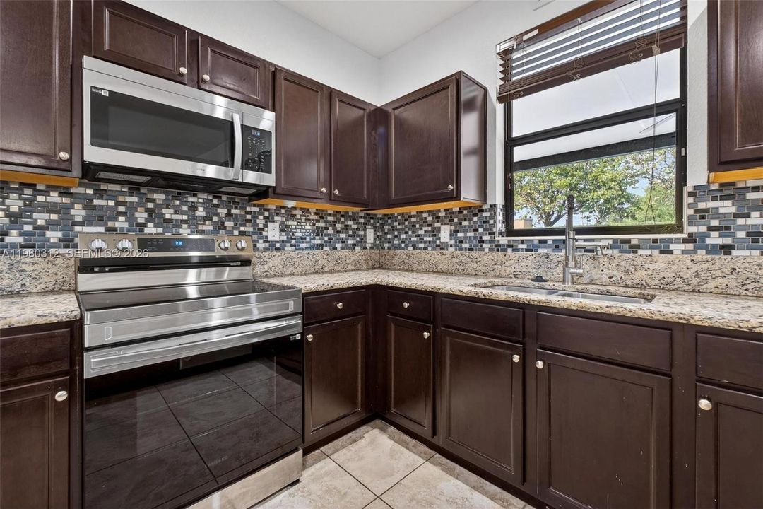 Activo con contrato: $4,600 (4 camas, 2 baños, 2573 Pies cuadrados)