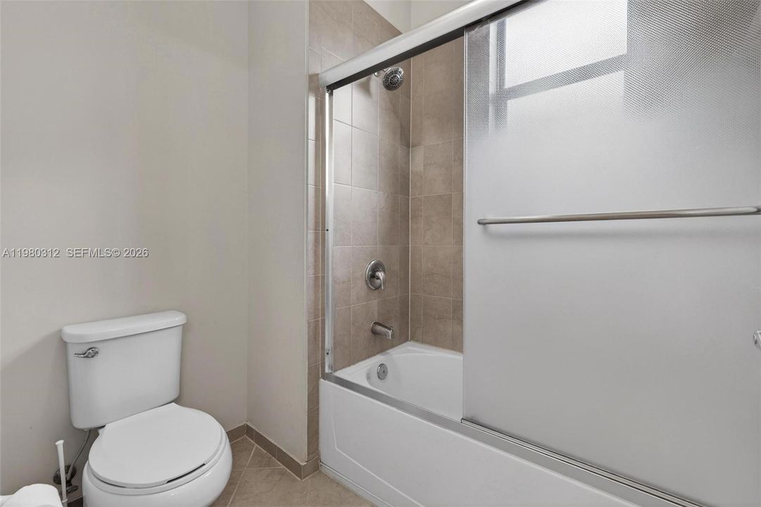 Activo con contrato: $4,600 (4 camas, 2 baños, 2573 Pies cuadrados)