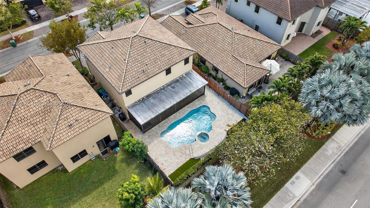 Activo con contrato: $4,600 (4 camas, 2 baños, 2573 Pies cuadrados)