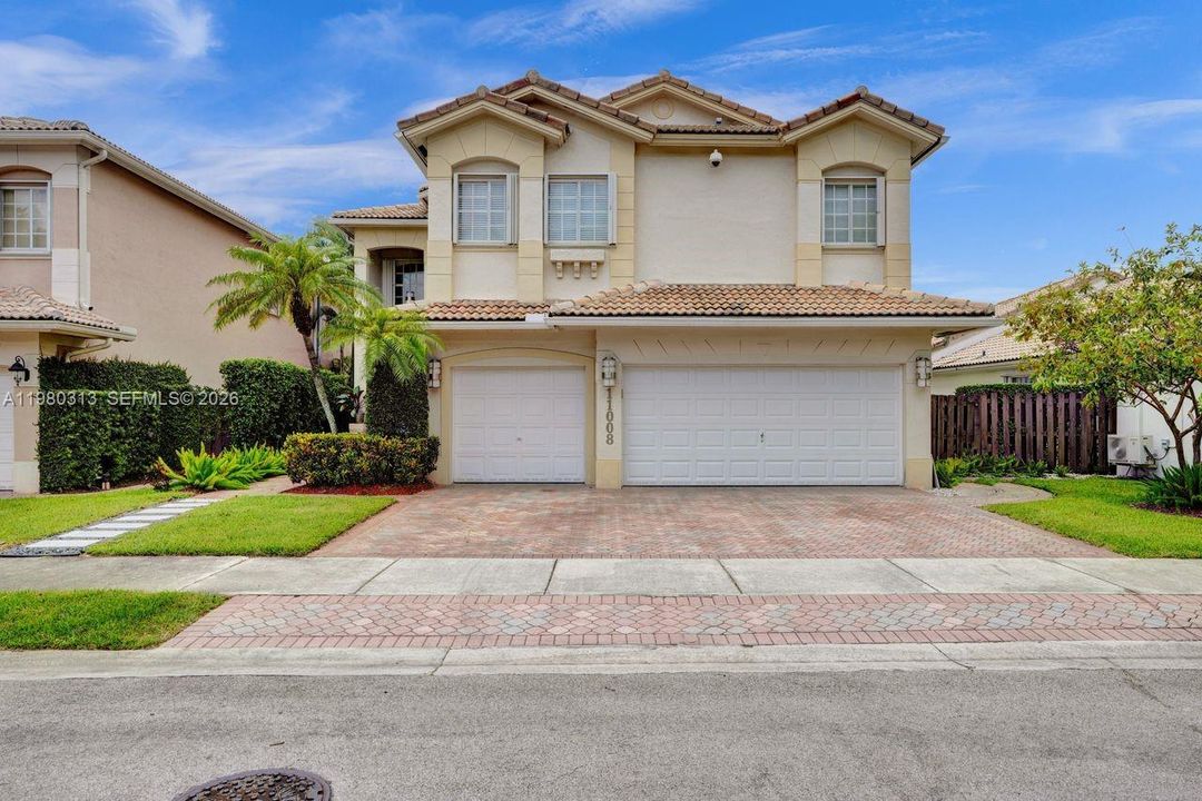 Activo con contrato: $1,575,000 (5 camas, 3 baños, 3052 Pies cuadrados)