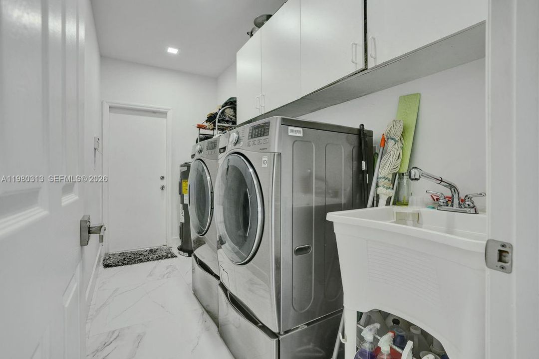 Activo con contrato: $1,575,000 (5 camas, 3 baños, 3052 Pies cuadrados)