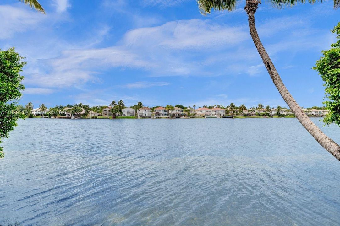Activo con contrato: $1,575,000 (5 camas, 3 baños, 3052 Pies cuadrados)