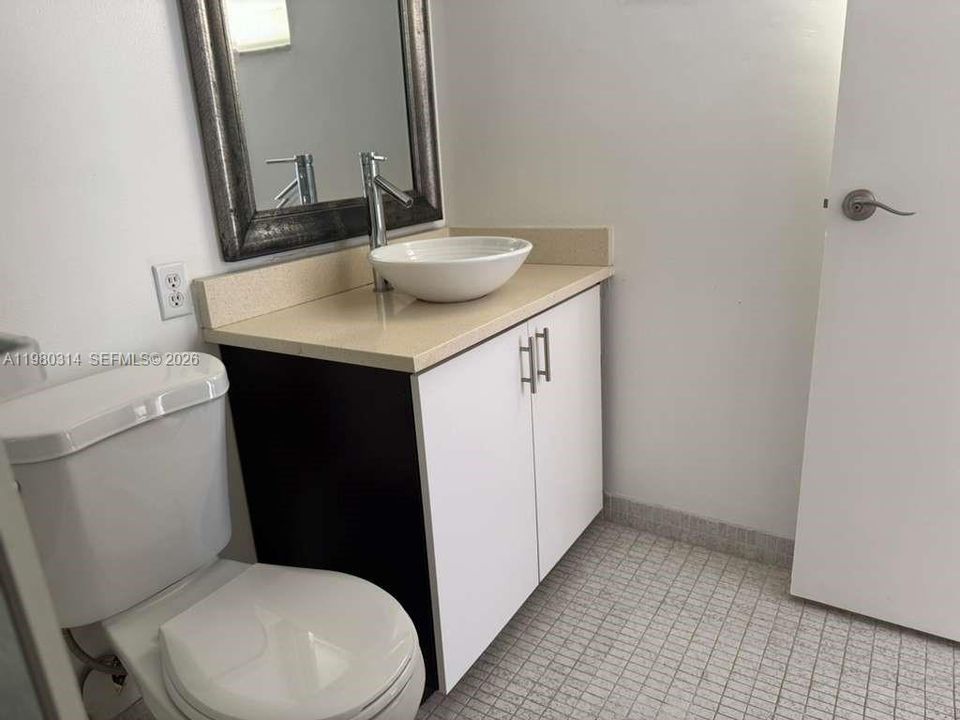 For Sale: $350,000 (2 beds, 2 baths, 894 Square Feet)