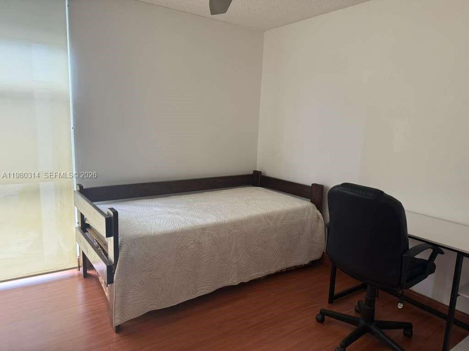 For Sale: $350,000 (2 beds, 2 baths, 894 Square Feet)
