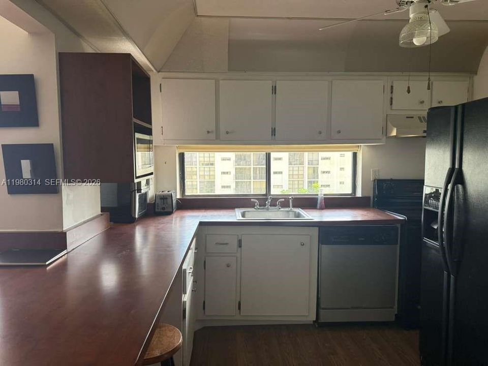 For Sale: $350,000 (2 beds, 2 baths, 894 Square Feet)