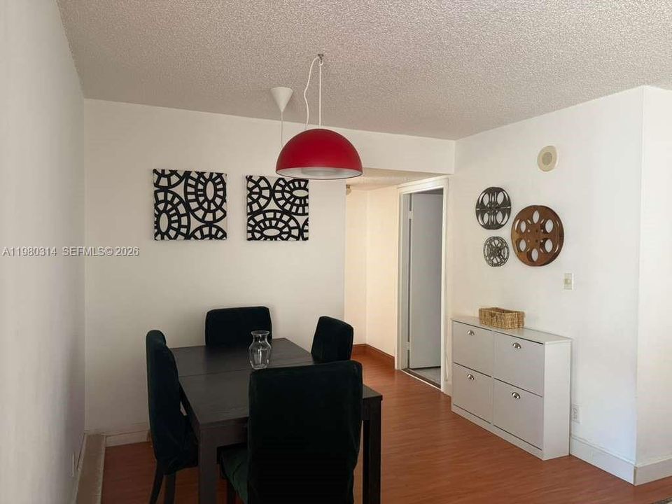 For Sale: $350,000 (2 beds, 2 baths, 894 Square Feet)