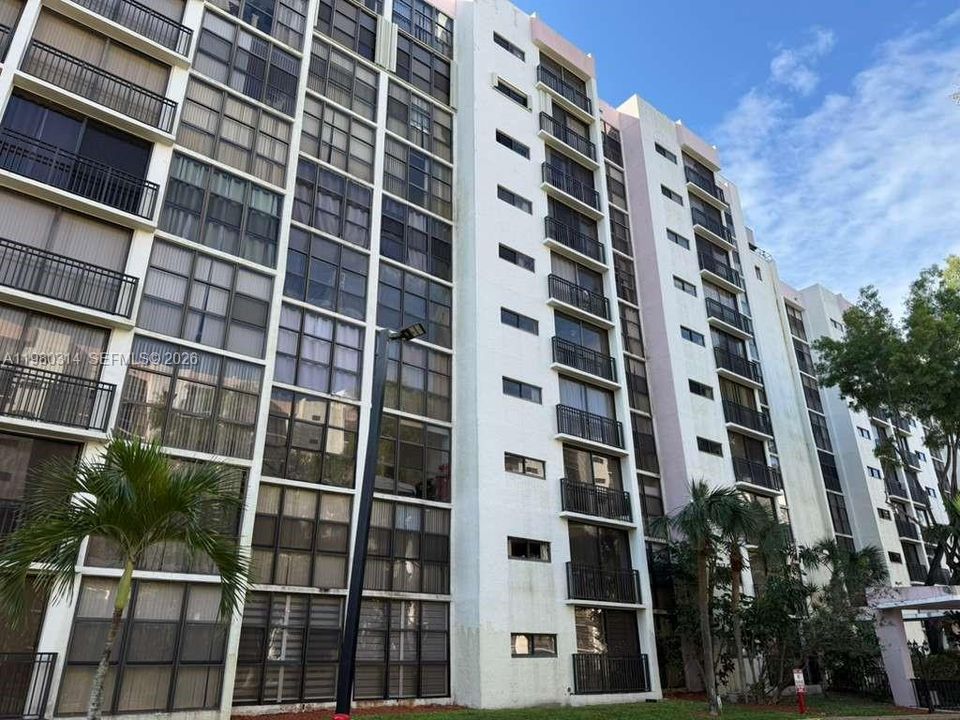For Sale: $350,000 (2 beds, 2 baths, 894 Square Feet)
