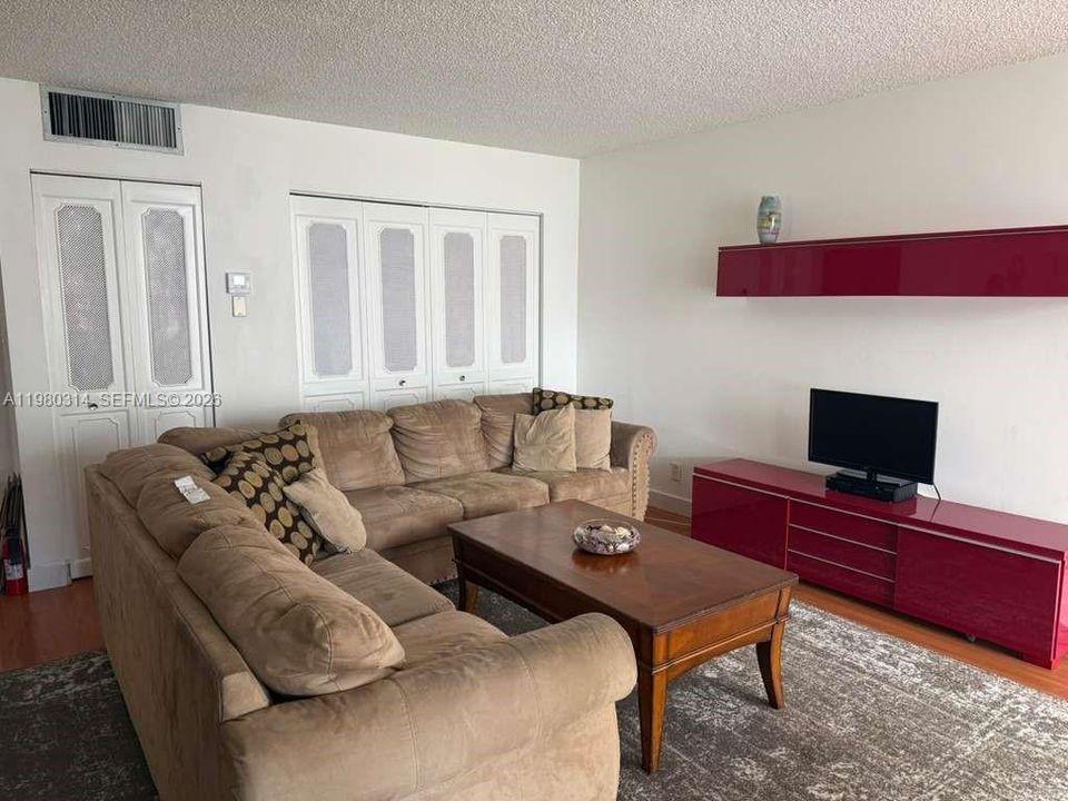 For Sale: $350,000 (2 beds, 2 baths, 894 Square Feet)