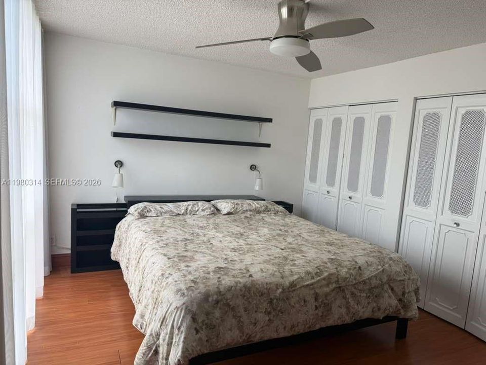 For Sale: $350,000 (2 beds, 2 baths, 894 Square Feet)
