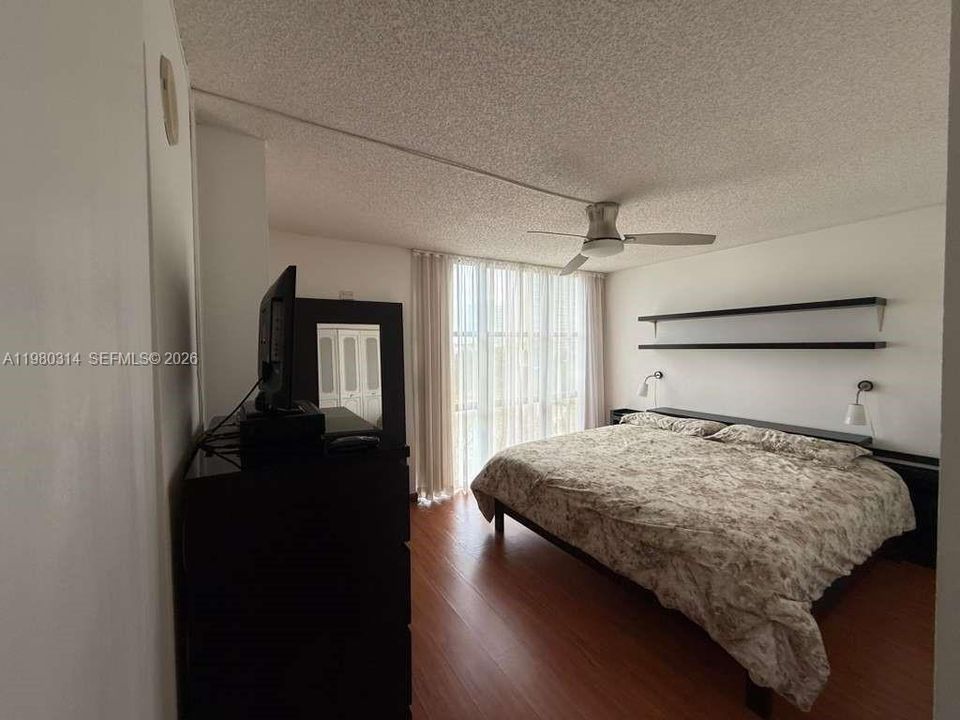 For Sale: $350,000 (2 beds, 2 baths, 894 Square Feet)