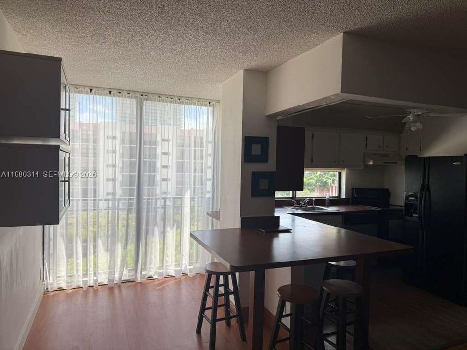 For Sale: $350,000 (2 beds, 2 baths, 894 Square Feet)