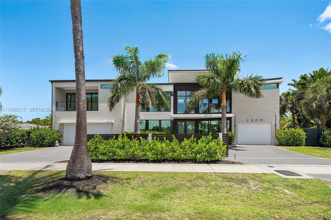 For Sale: $3,990,000 (5 beds, 5 baths, 4325 Square Feet)