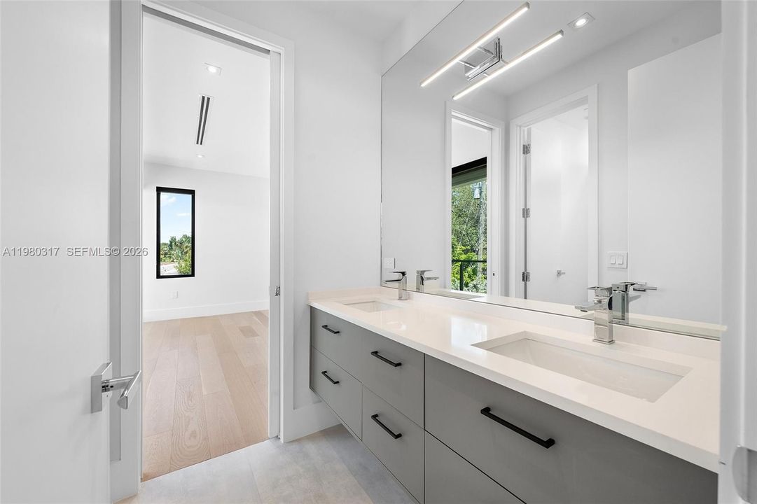 For Sale: $3,990,000 (5 beds, 5 baths, 4325 Square Feet)