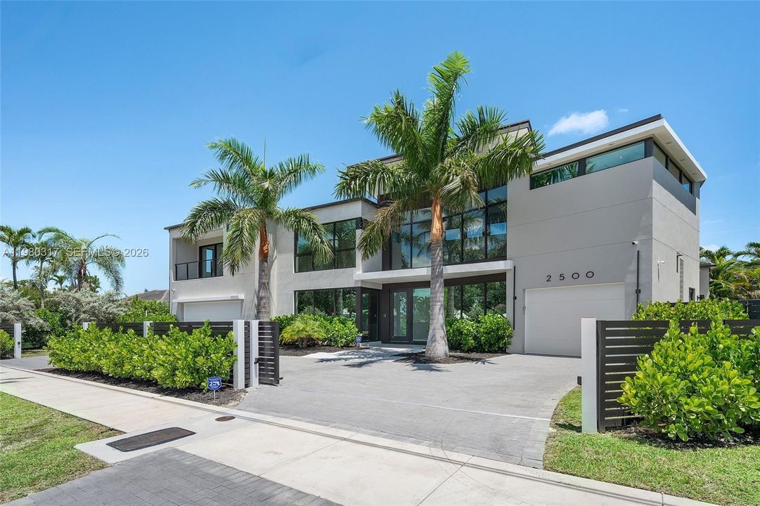 For Sale: $3,990,000 (5 beds, 5 baths, 4325 Square Feet)