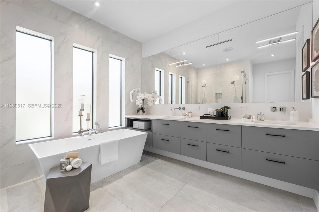 For Sale: $3,990,000 (5 beds, 5 baths, 4325 Square Feet)
