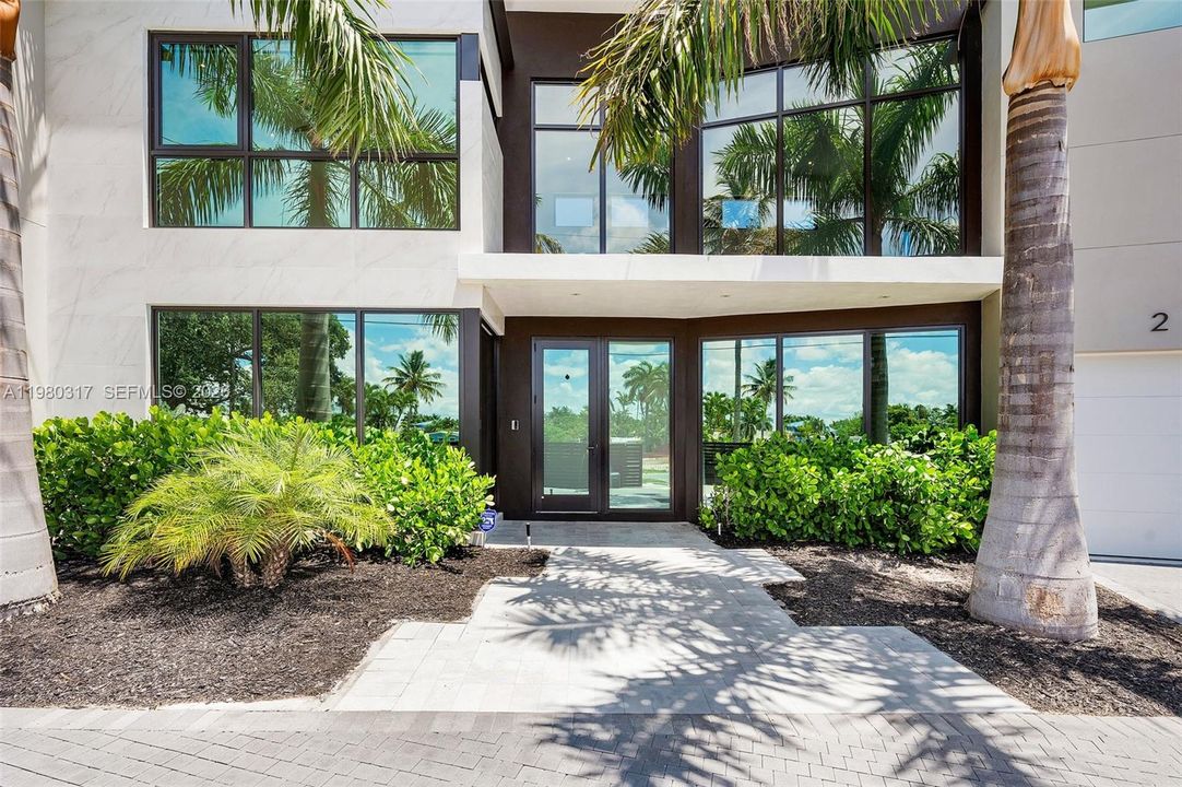 For Sale: $3,990,000 (5 beds, 5 baths, 4325 Square Feet)