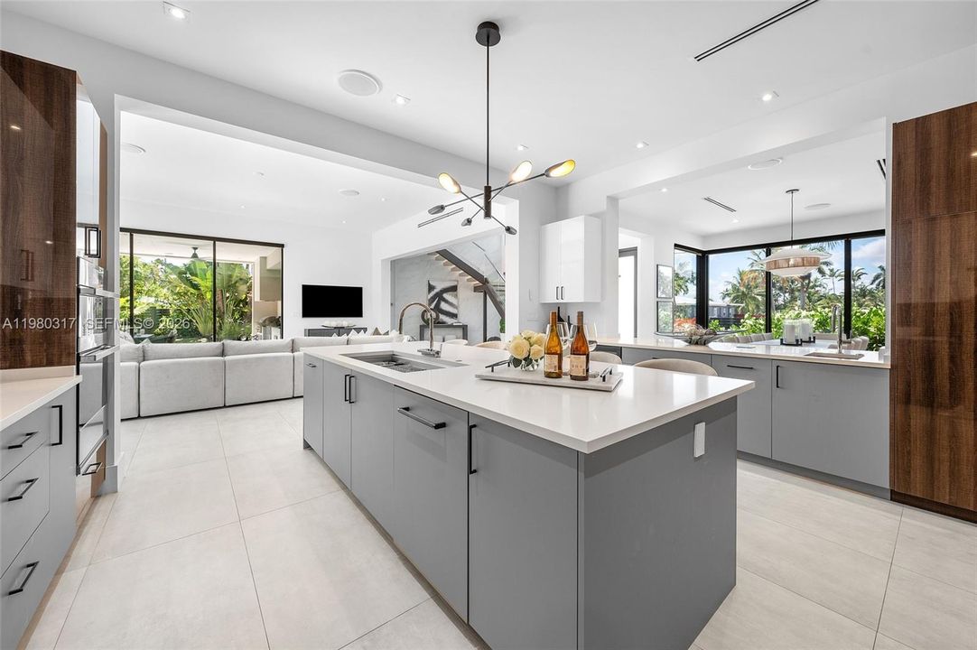 For Sale: $3,990,000 (5 beds, 5 baths, 4325 Square Feet)
