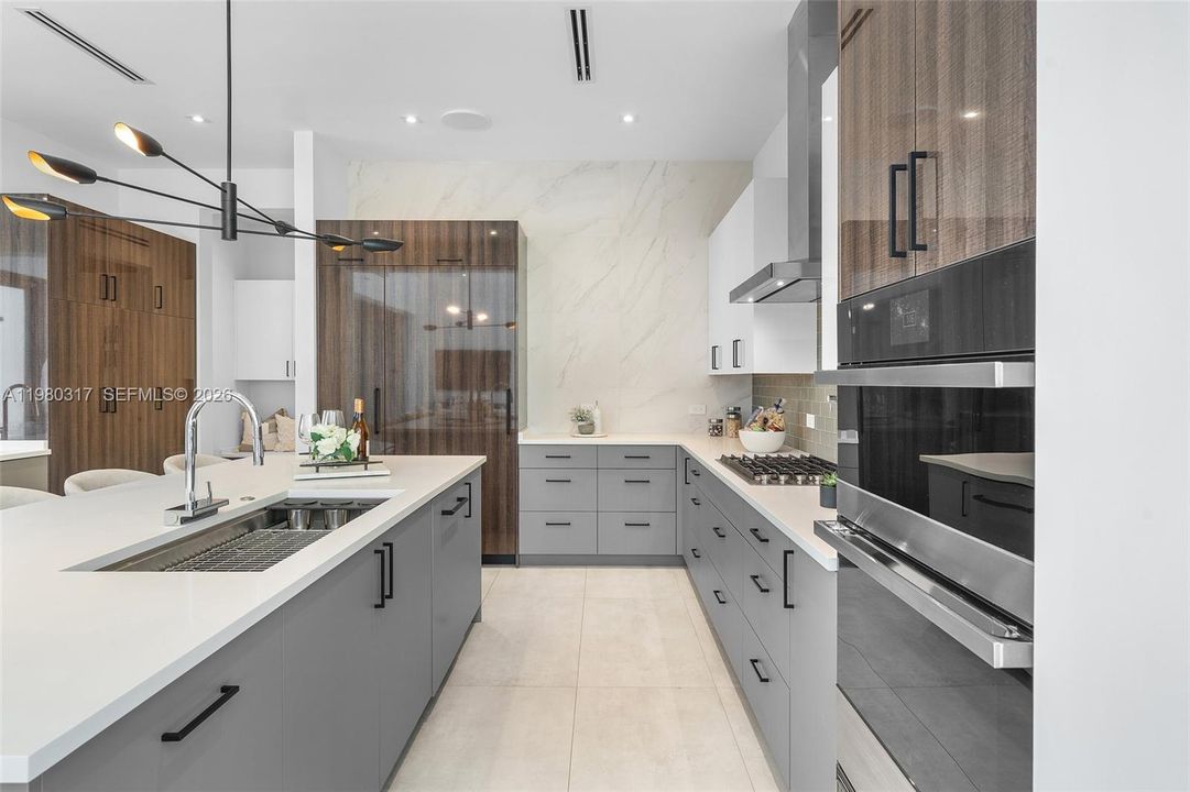 For Sale: $3,990,000 (5 beds, 5 baths, 4325 Square Feet)