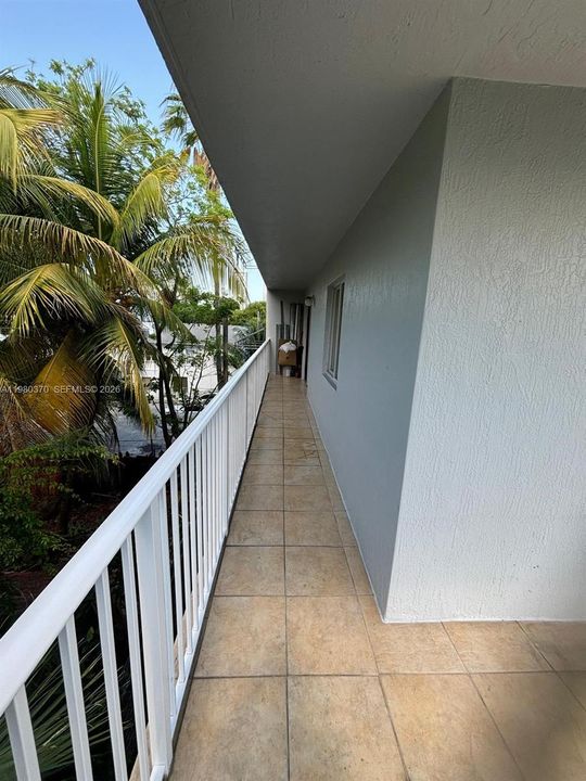 Active With Contract: $300,000 (2 beds, 2 baths, 698 Square Feet)