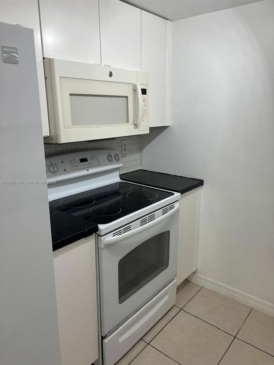 Active With Contract: $300,000 (2 beds, 2 baths, 698 Square Feet)