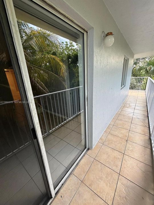 Active With Contract: $300,000 (2 beds, 2 baths, 698 Square Feet)