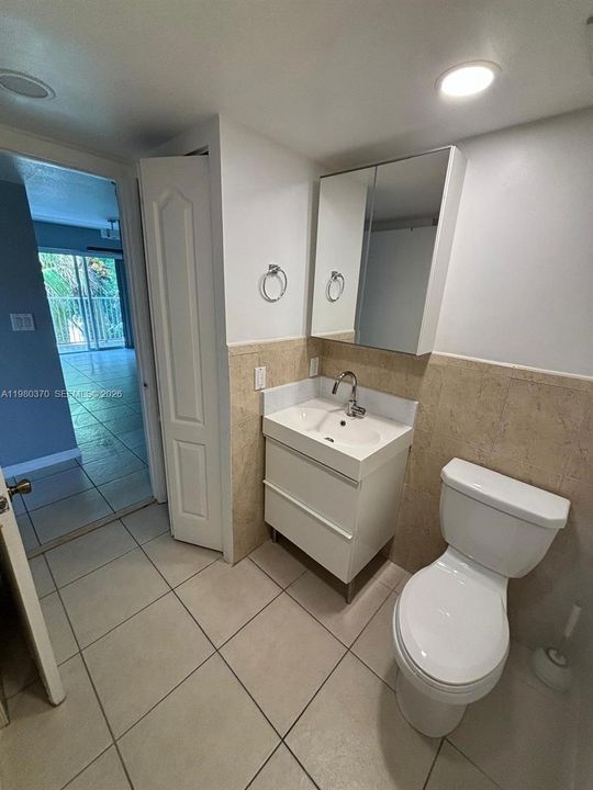 Active With Contract: $300,000 (2 beds, 2 baths, 698 Square Feet)