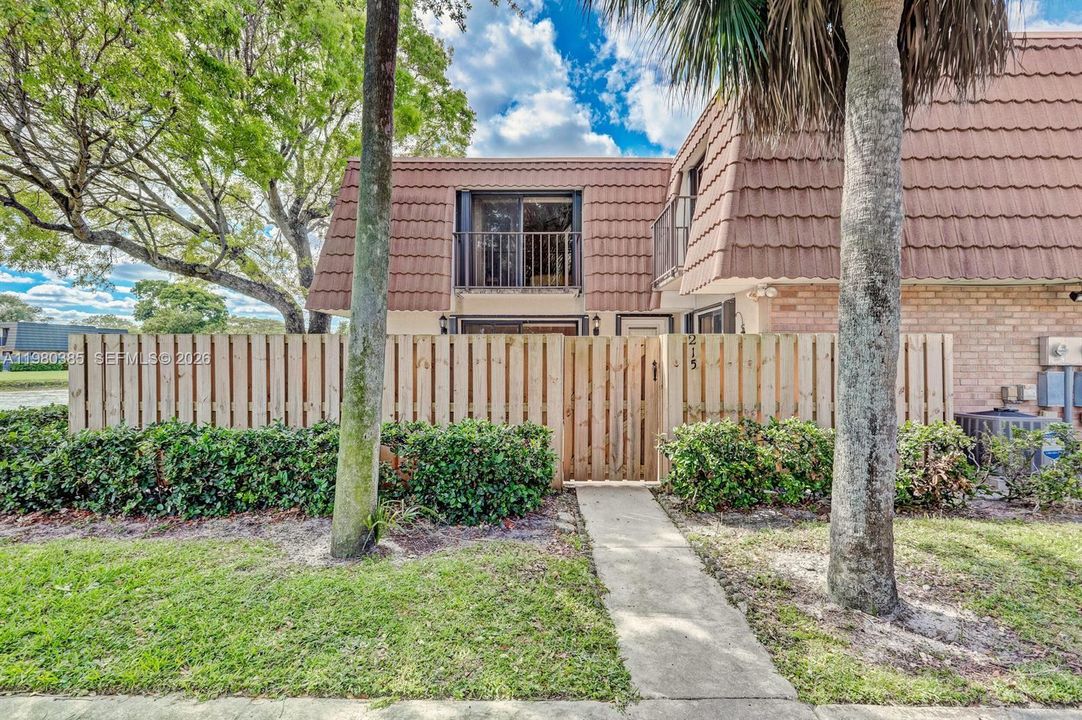 合同活跃: $2,090 (2 贝兹, 2 浴室, 1236 平方英尺)