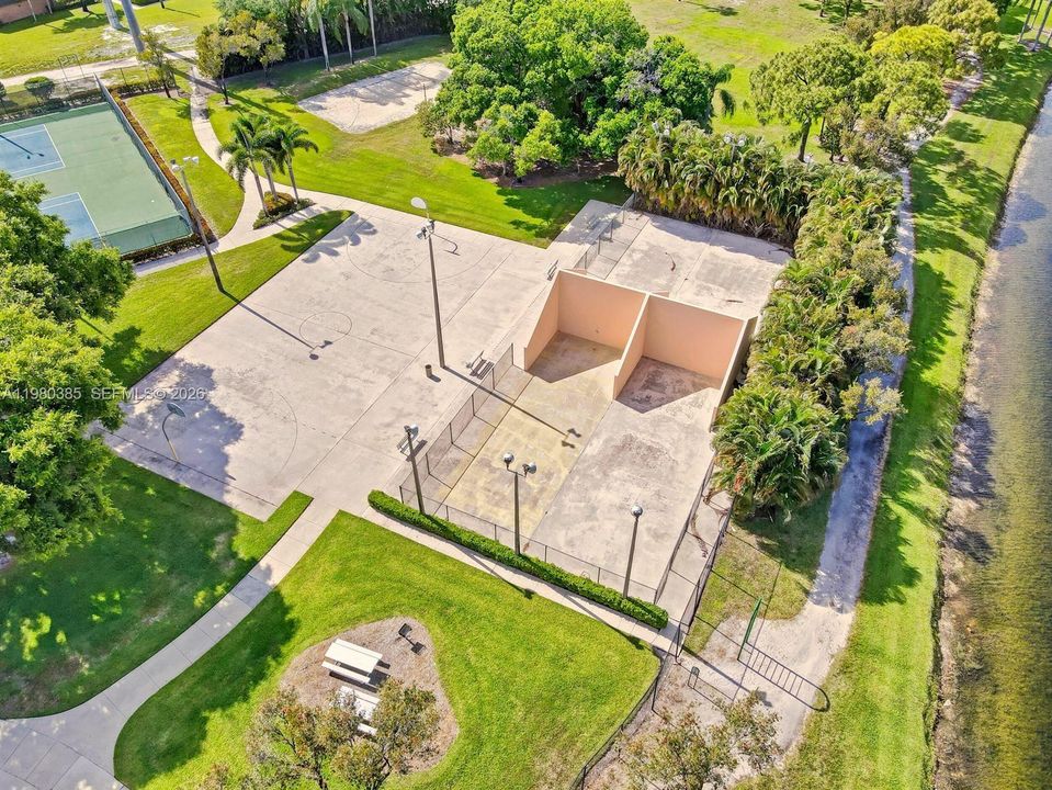 合同活跃: $2,090 (2 贝兹, 2 浴室, 1236 平方英尺)