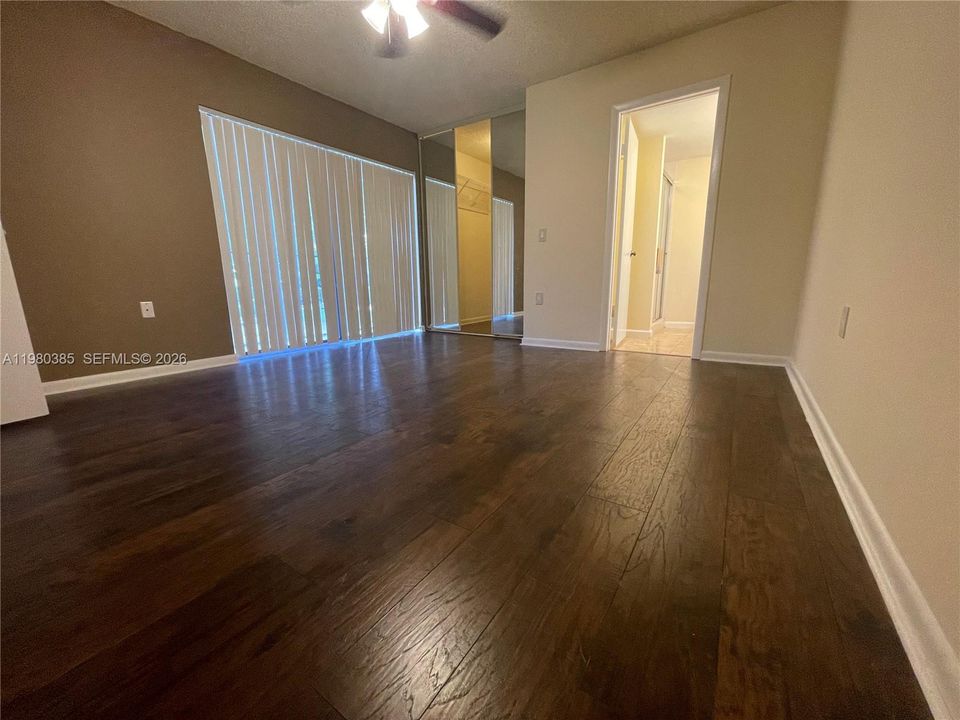 合同活跃: $2,090 (2 贝兹, 2 浴室, 1236 平方英尺)