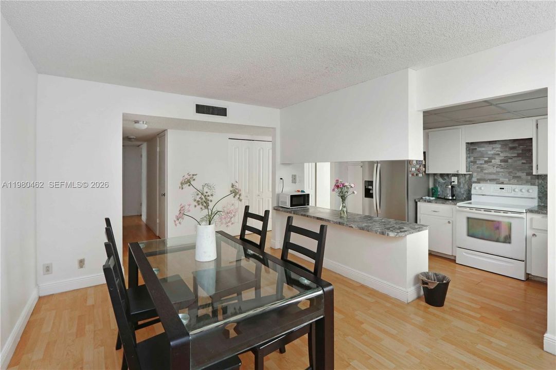 Activo con contrato: $229,000 (3 camas, 2 baños, 1380 Pies cuadrados)