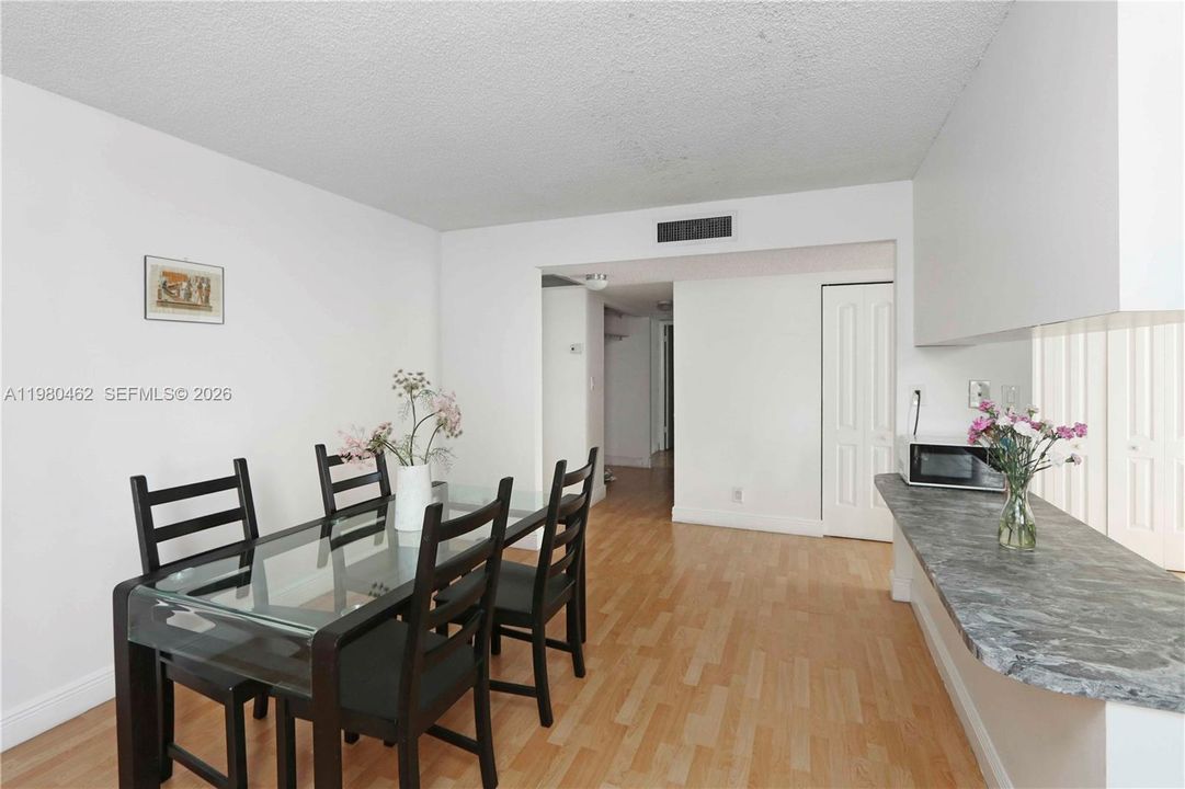 Activo con contrato: $229,000 (3 camas, 2 baños, 1380 Pies cuadrados)