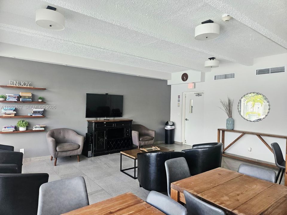 Activo con contrato: $229,000 (3 camas, 2 baños, 1380 Pies cuadrados)
