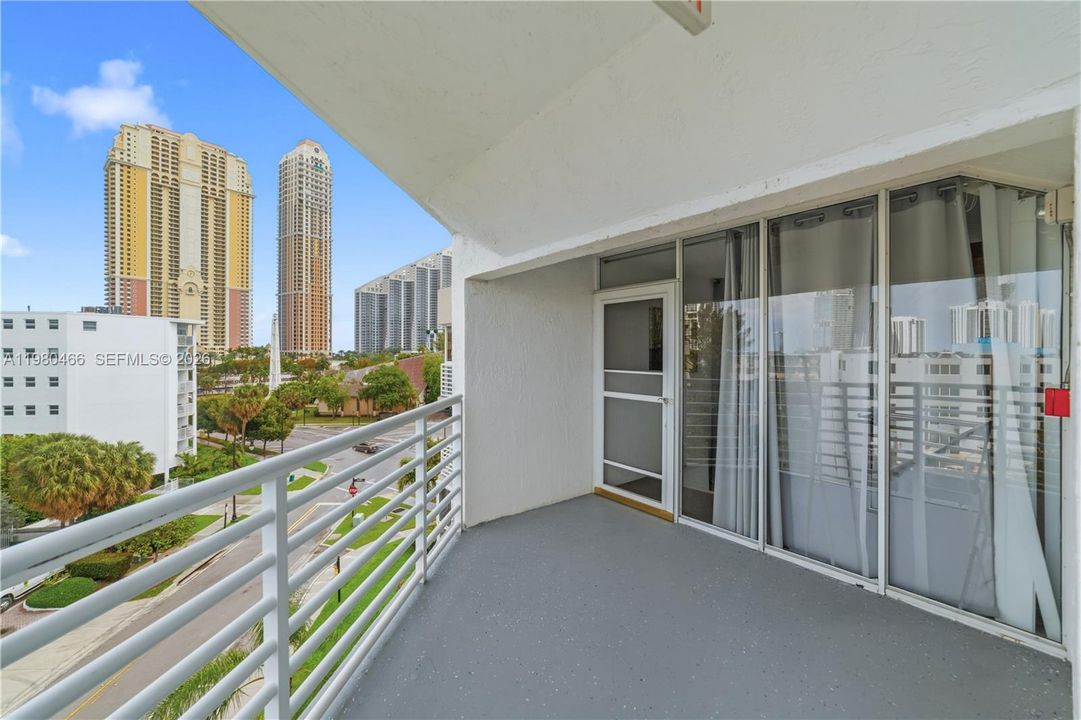 На продажу: $675,000 (2 спален, 2 ванн, 2054 Квадратных фут)